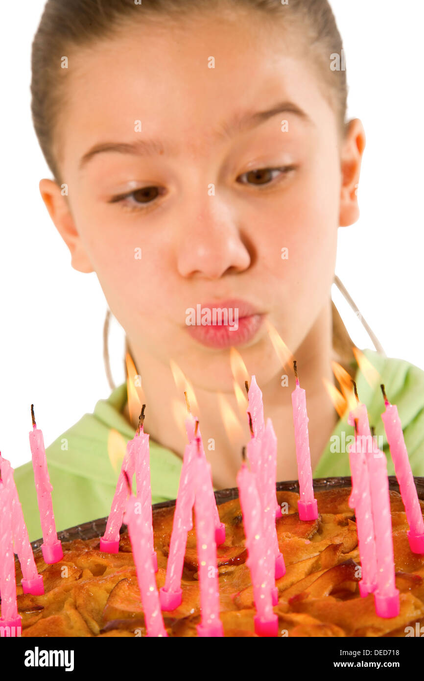 Ragazza di fronte di torta di compleanno con candele Foto Stock