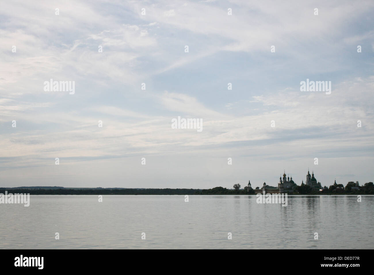 Il lago a Rostov Velikiy con un antico monastero russo sul lontano shore. In Russia la Golden Ring. Foto Stock