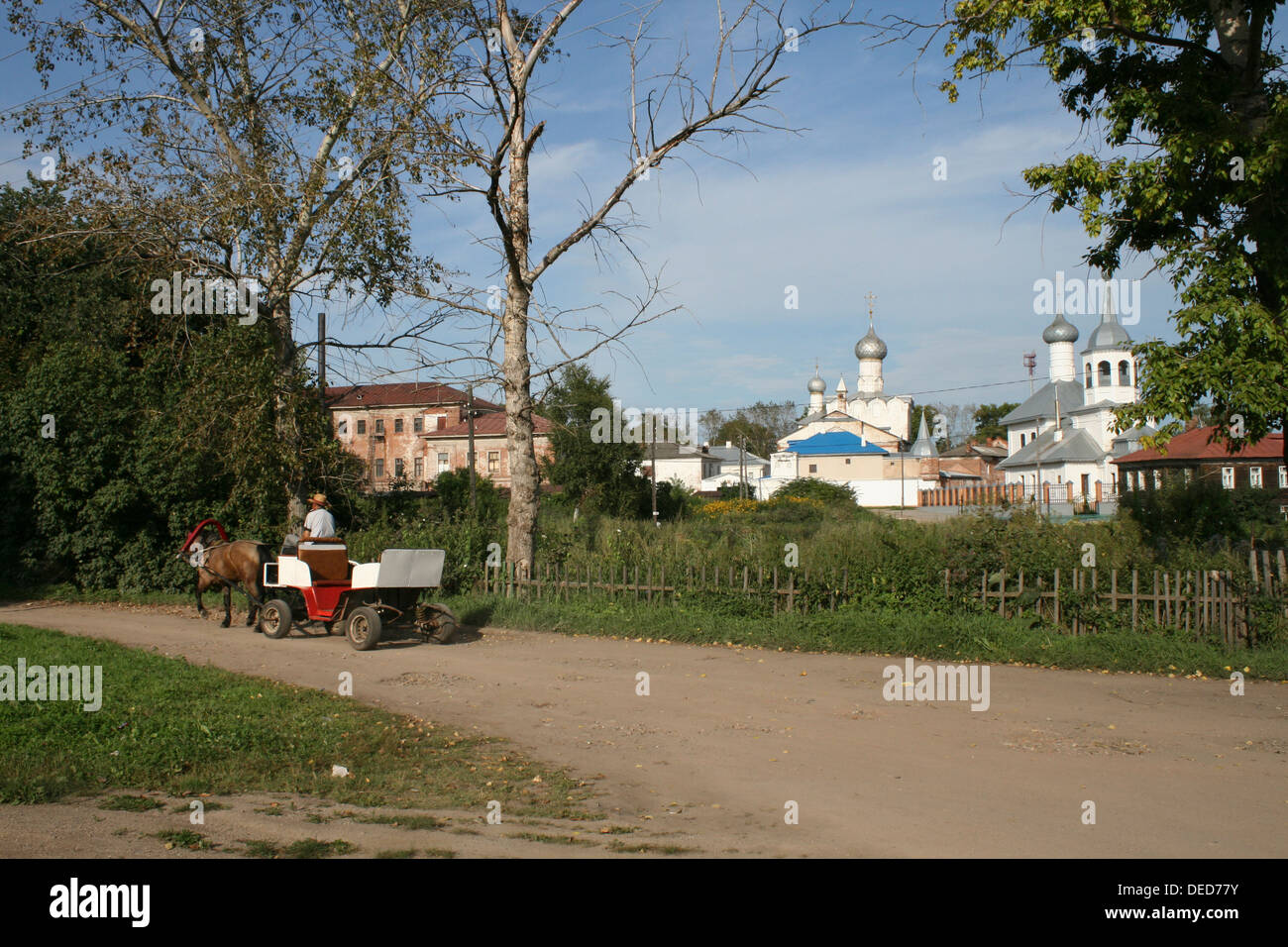 Un uomo su un cavallo e il carrello passa in un antico monastero russo a Rostov Velikiy, una città a Mosca del cosiddetto anello d'oro. Foto Stock