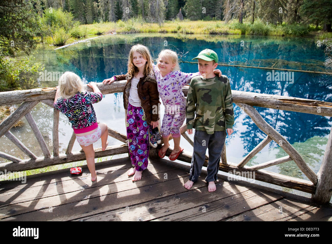 I bambini si riuniscono intorno al piccolo lago cratere alta in Oregon Cascade Mountains Foto Stock