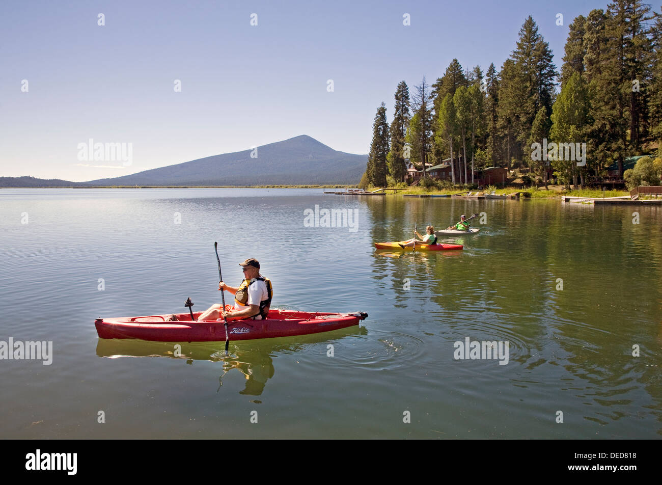 Kayakers godetevi una tarda estate del giorno sul lago Klamath, Oregon, vicino alla cittadina di Rocky Point Foto Stock