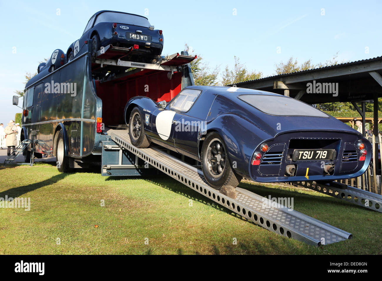 Chichester, Regno Unito . Xv Sep, 2013. Goodwood 2013 al Goodwood Circuito motorino - Foto mostra un periodo auto transporter © Oliver Dixon/Alamy Live News Foto Stock