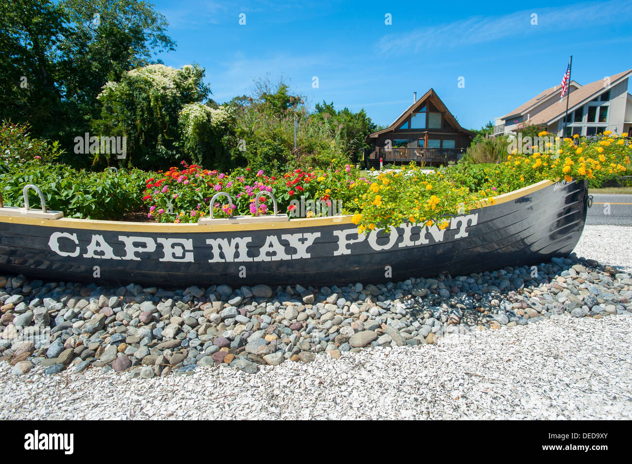 Stati Uniti d'America, New Jersey NJ N.J. Cape May Point - un vecchio salvataggio imbarcazione viene realizzata in un letto di fiori per l'ingresso nella comunità Foto Stock