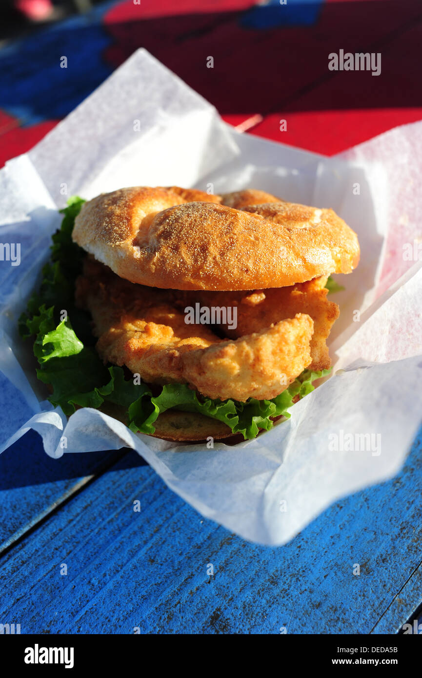 Stati Uniti d'America, New Jersey NJ Wildwood agganciato sul mercato a base di pesce e un ristorante - la passera pianuzza fritto sandwich per un picnic esterno tabella Foto Stock