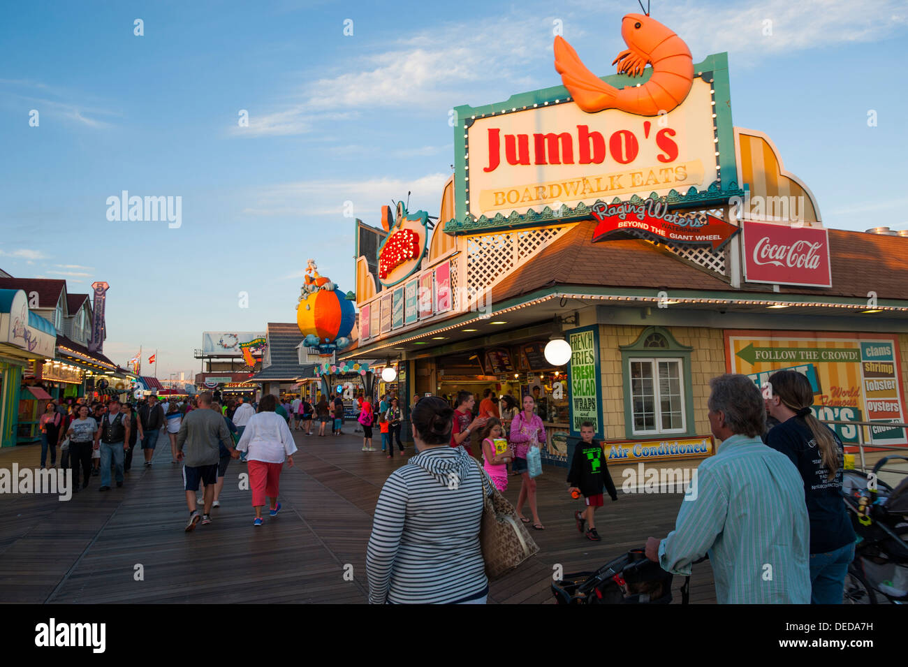 Stati Uniti d'America New Jersey Shore NJ Wildwood boardwalk di notte cibo Games cavalca il divertimento della vita notturna del crepuscolo serale del tramonto di gamberoni Foto Stock