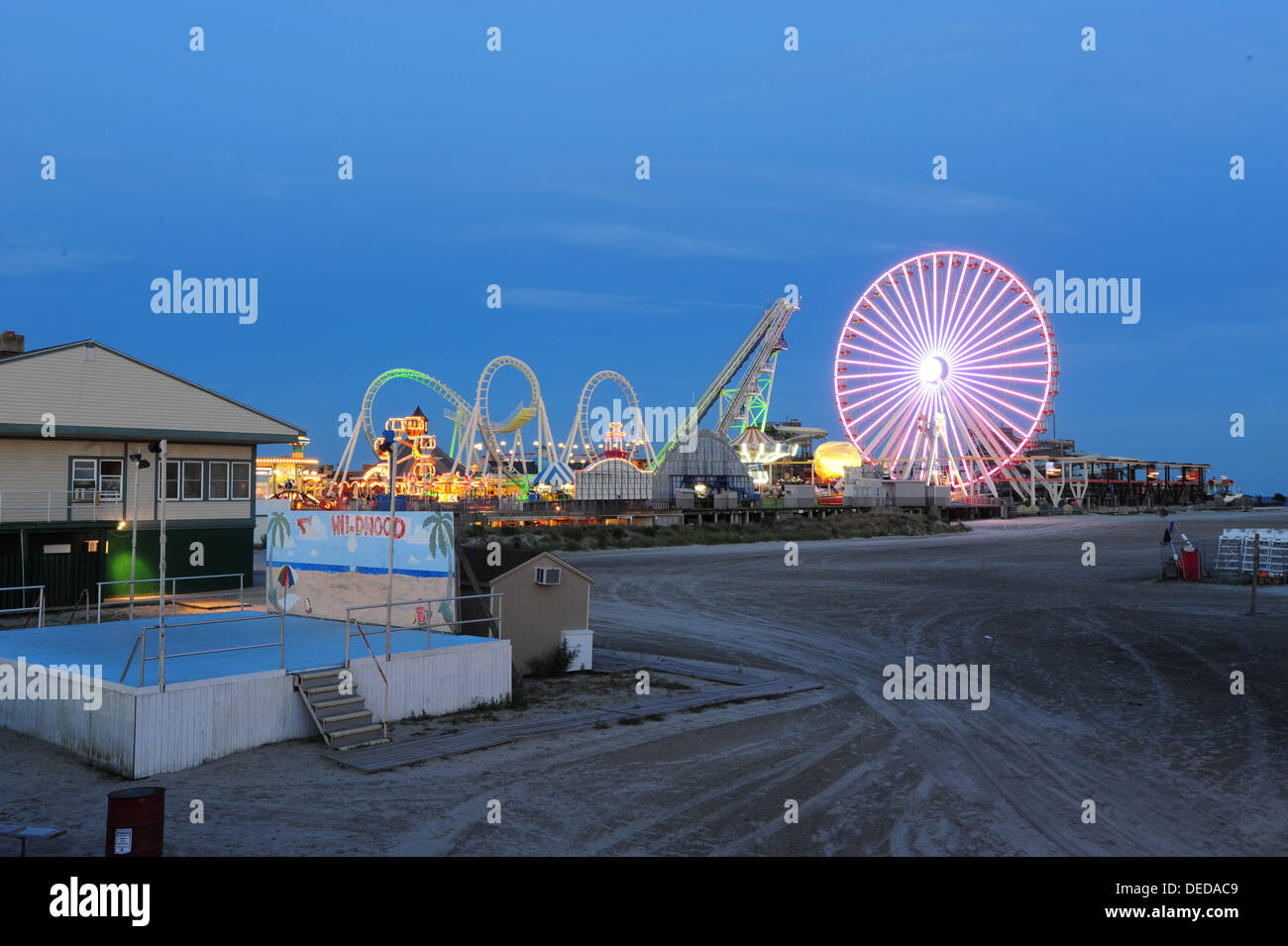 Stati Uniti d'America New Jersey Shore NJ Wildwood ruota panoramica Ferris di notte cibo Games cavalca il divertimento della vita notturna del crepuscolo serale al tramonto Foto Stock