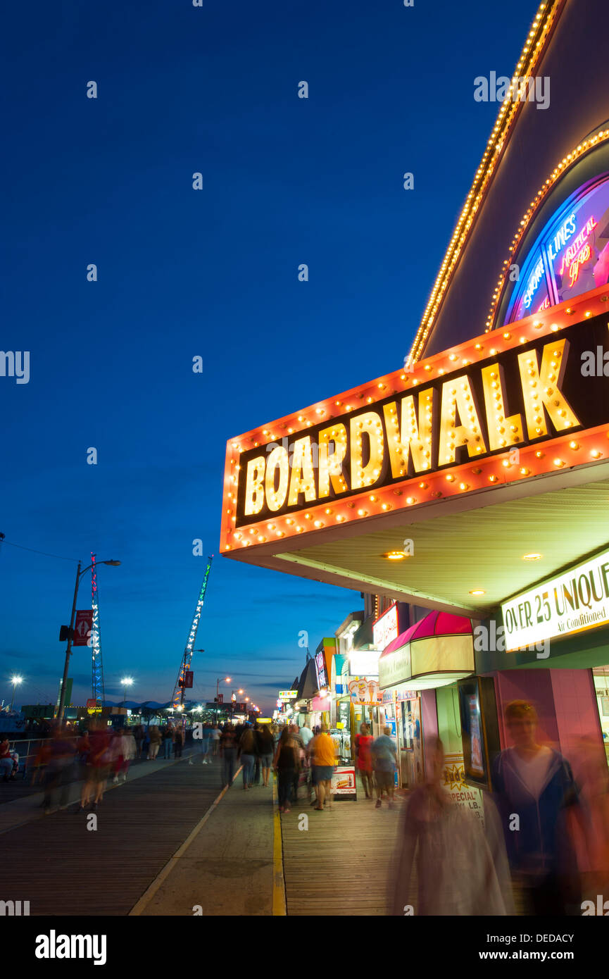 Stati Uniti d'America New Jersey Shore NJ Wildwood boardwalk di notte cibo Games cavalca il divertimento della vita notturna del crepuscolo serale al tramonto Foto Stock