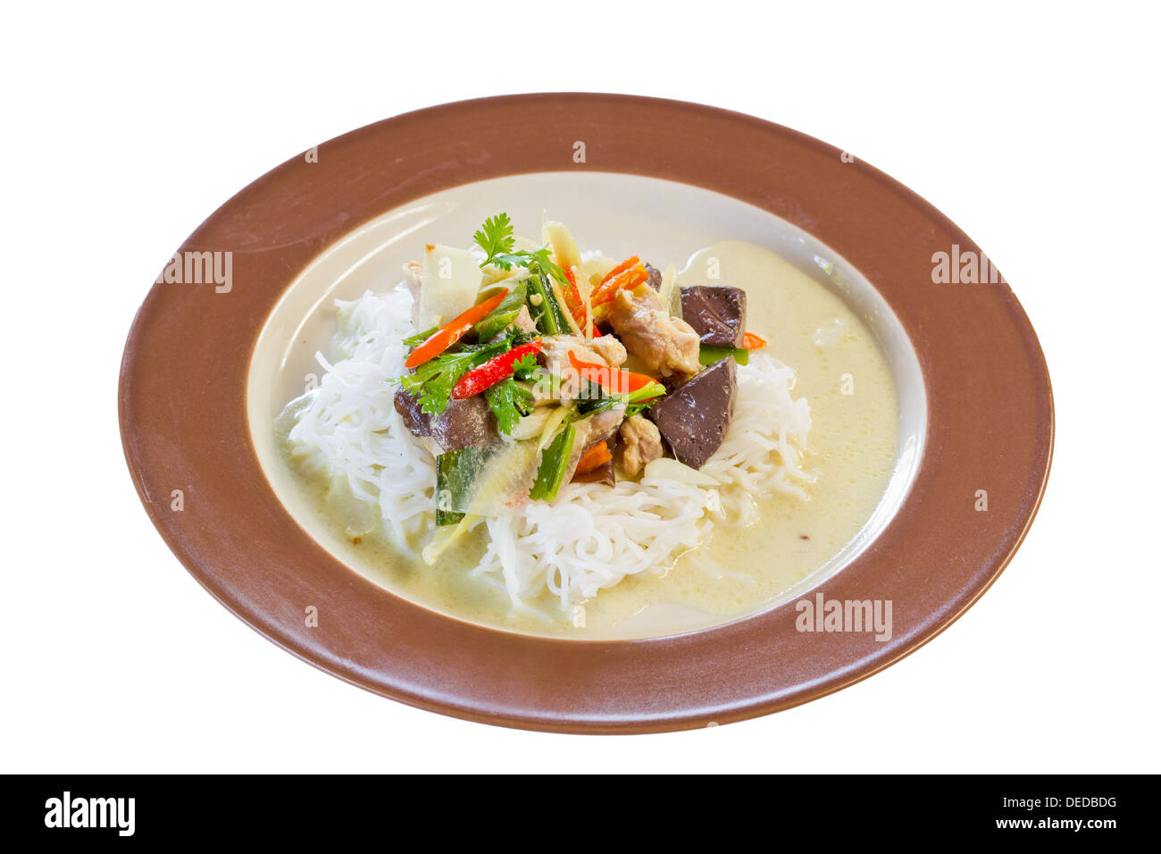 Vermicelli tailandese mangiato con pollo al curry nel latte di cocco. Foto Stock