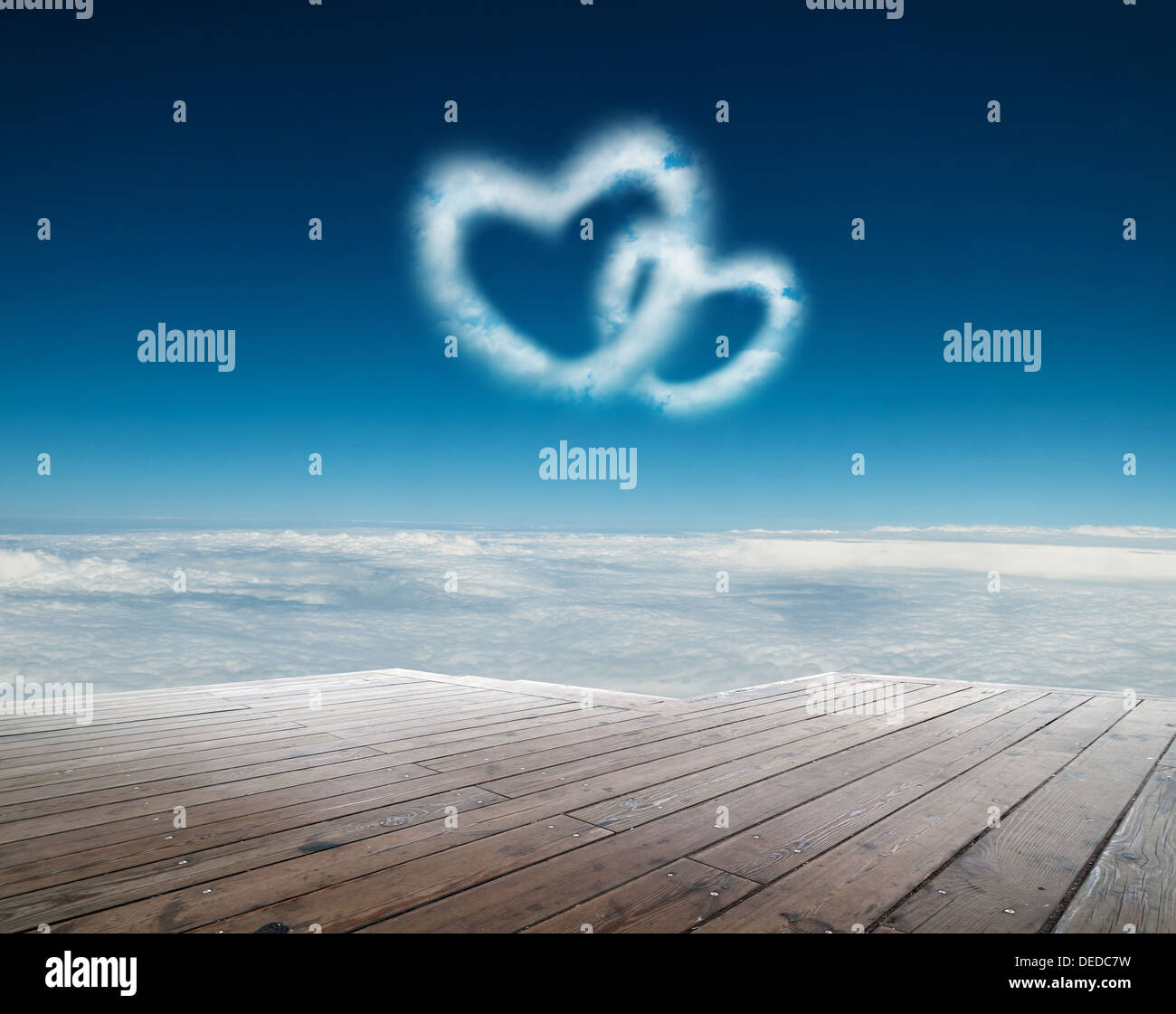 Due a forma di cuore le nuvole nel cielo blu Foto Stock