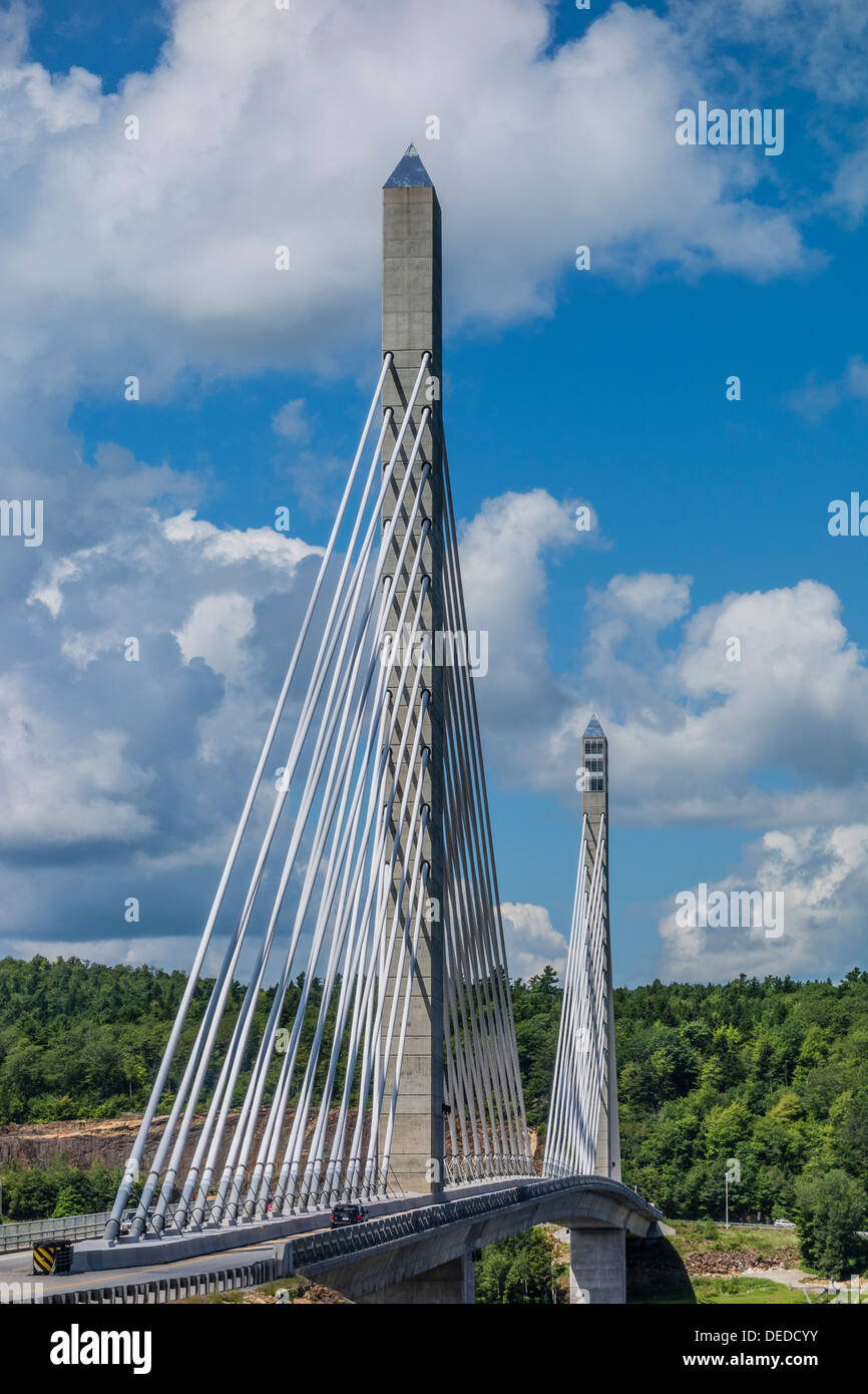 La Penobscot Narrows Bridge che include la Penobscot Narrows osservatorio con un bel cielo azzurro e bianco puffy nuvole. Foto Stock