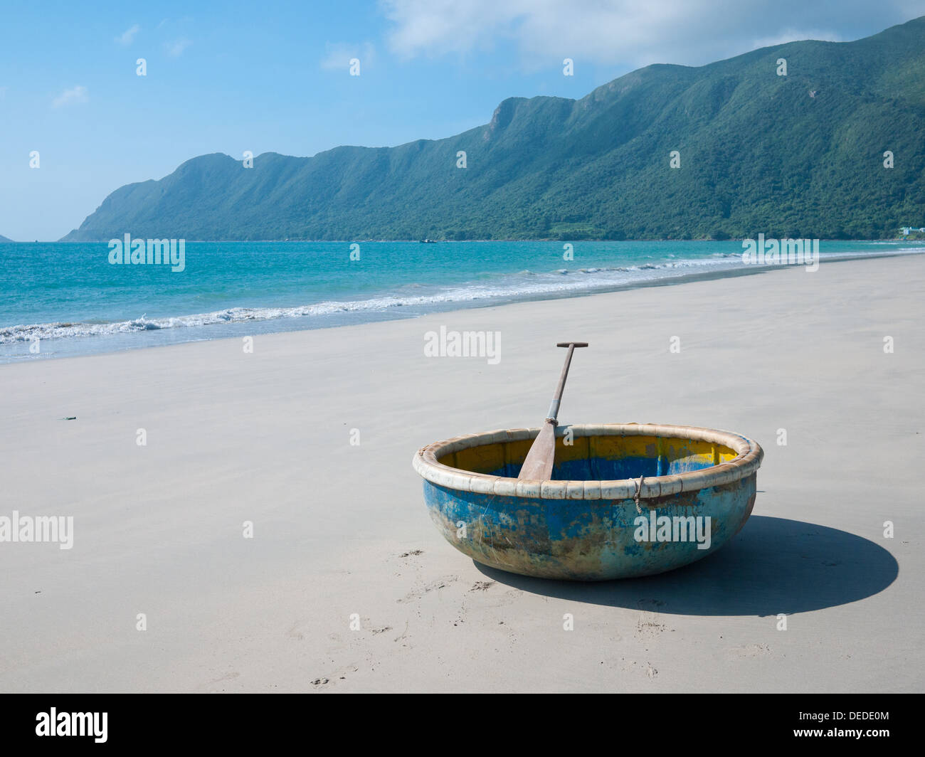 Una vasca circolare canotto, seduto su un Hai Beach, Con Son Isola, Con Dao isole, Vietnam. Foto Stock