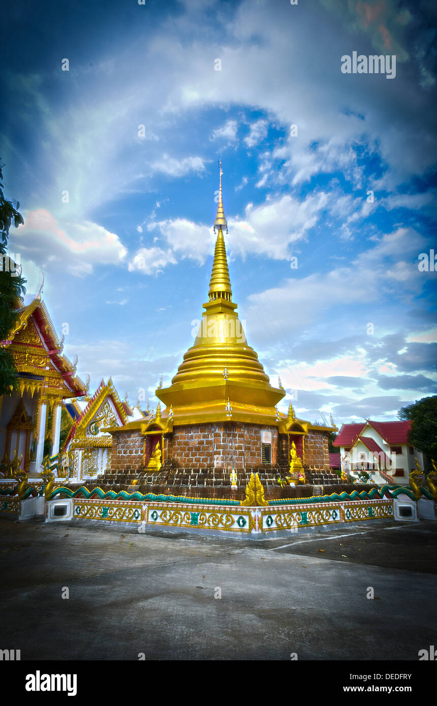 Il Golden Thai Phra Tad Pagoga o con colore blu cielo nuvoloso. Foto Stock