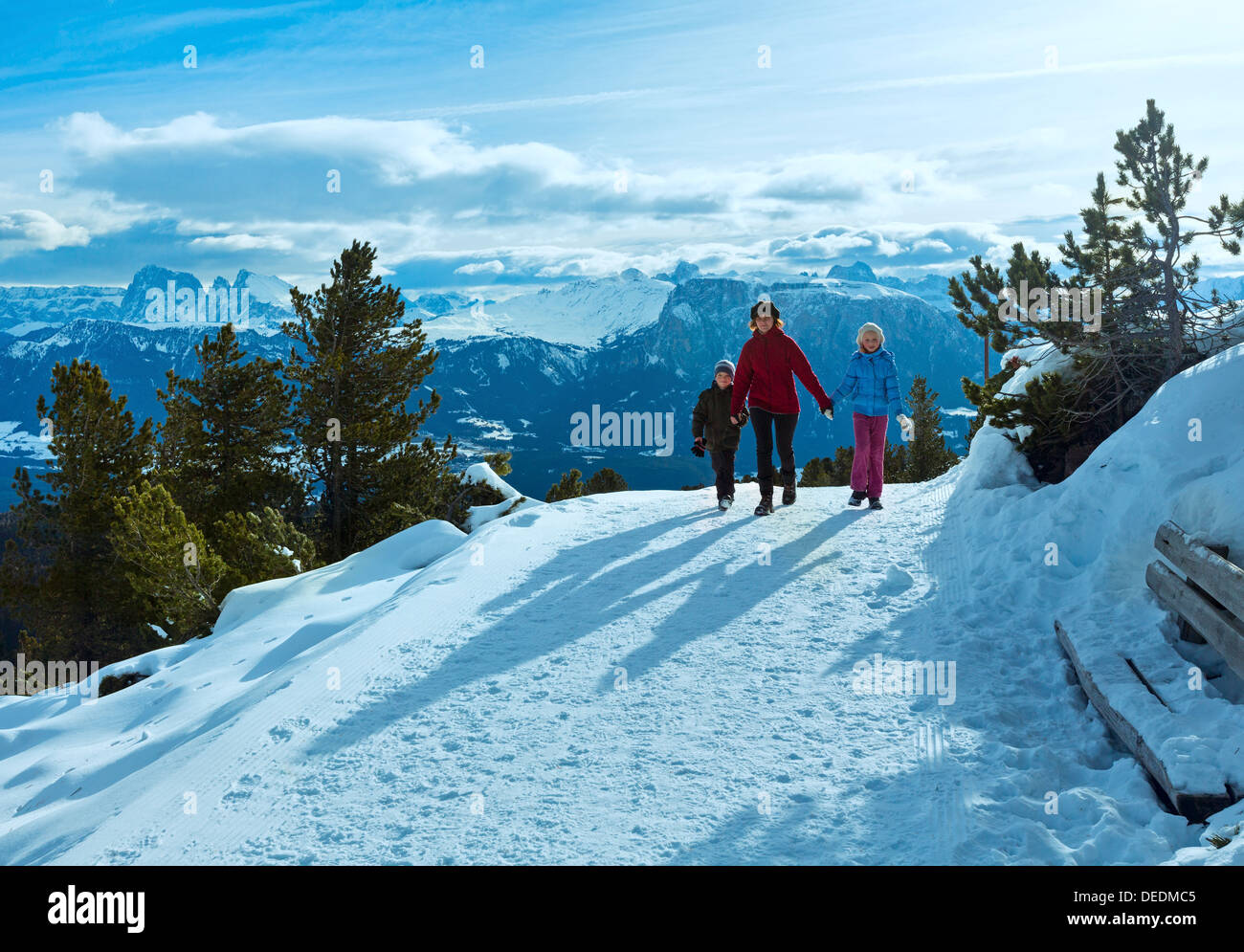 La famiglia (madre di due bambini) fate una passeggiata sulla montagna invernale pendenza (Corno del Renon, Italia) Foto Stock