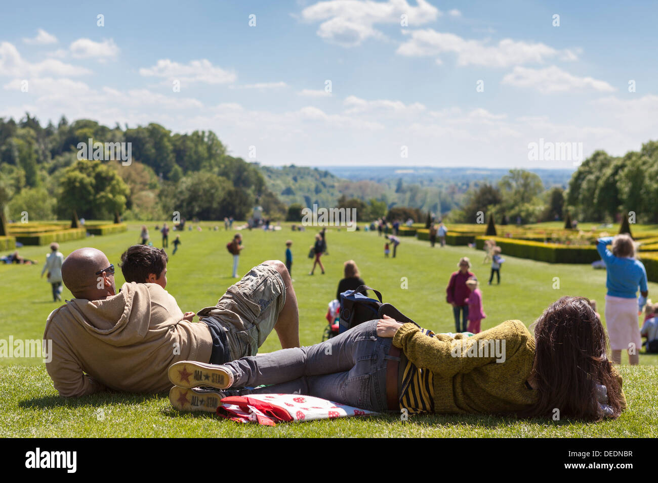 Una giovane famiglia godendo di una splendida giornata a Cliveden giardini, Taplow, Buckinghamshire, Inghilterra, Regno Unito, Europa Foto Stock