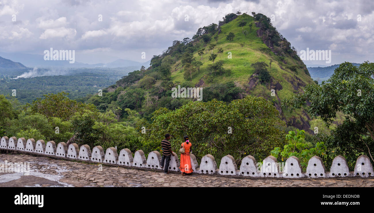 Dambulla Cave templi, due persone godendo la vista, Dambulla, provincia centrale, Sri Lanka, Asia Foto Stock