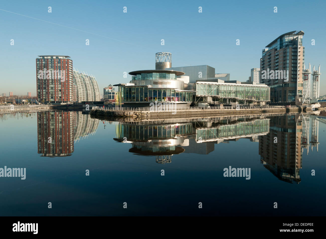 Il Lowry arts center si riflette nel Manchester Ship Canal, Salford Quays, Manchester, Inghilterra, Regno Unito Foto Stock