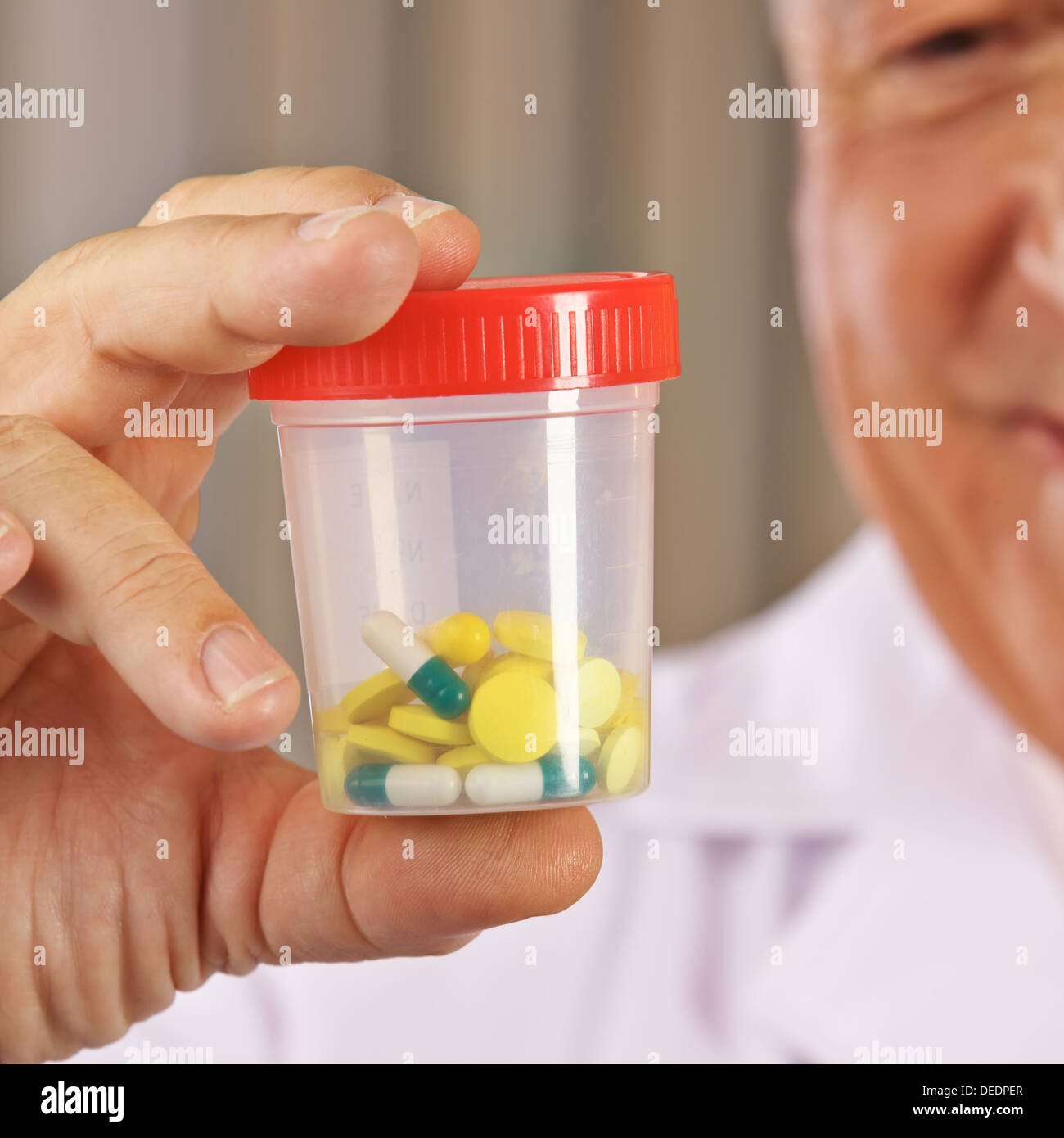 Arzt mit verschiedenen Tabletten in einem Behälter Foto Stock