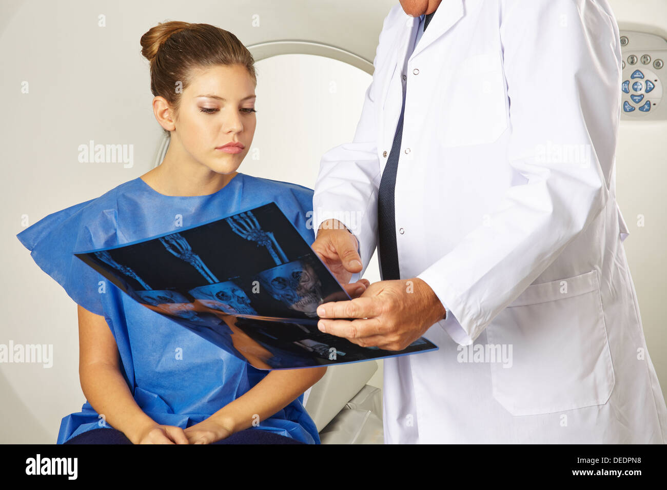 Ricerca paziente con medico a raggi x immagine prima di MRI scan in un ospedale Foto Stock