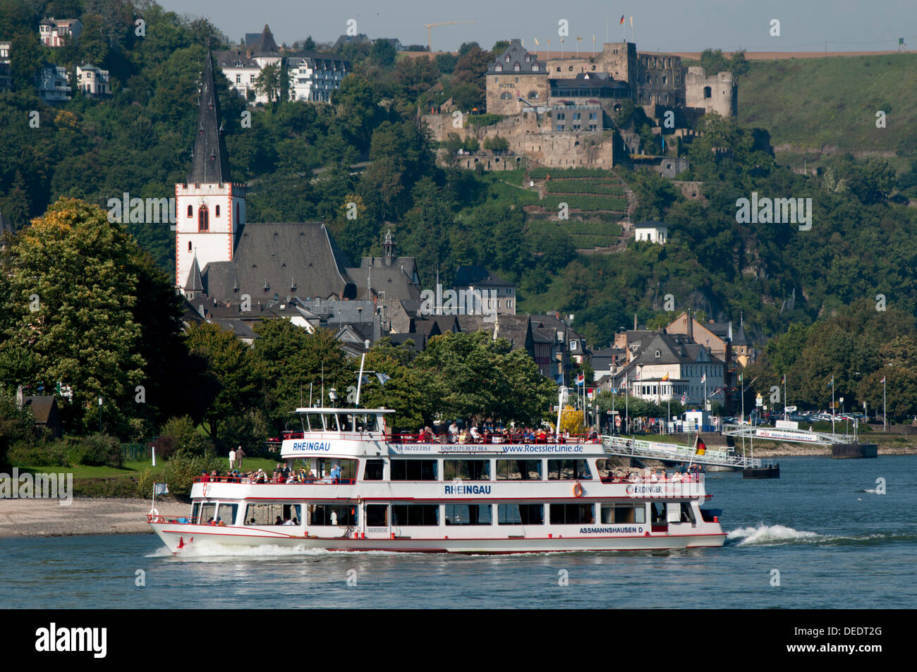 Il fiume Reno tourist cruiser passa davanti a St. Goar, Rheinfels Castello, Renania-Palatinato, Germania, Europa Foto Stock