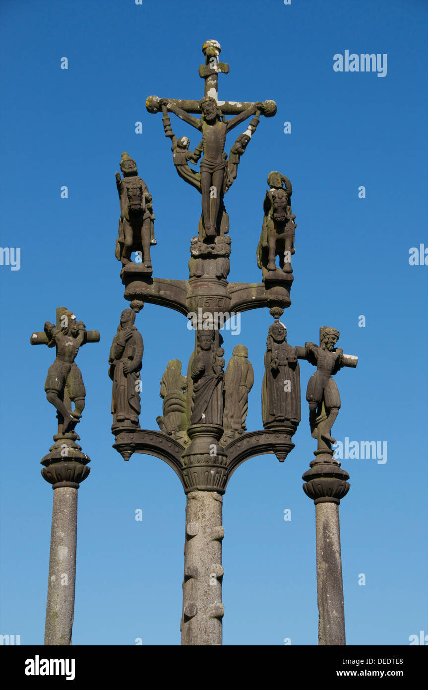 Il calvario che mostra Cristo sulla croce affiancata da due ladri, San Thegonnec, Leon, Finisterre, Bretagna Francia Foto Stock