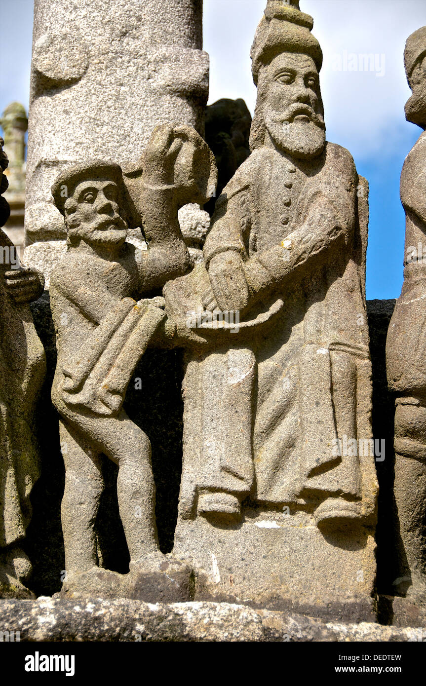 Dettaglio del calvario che mostra Ponzio Pilato lavarsi le mani, San Thegonnec parrocchia, Leon, Finisterre, Bretagna Francia Foto Stock