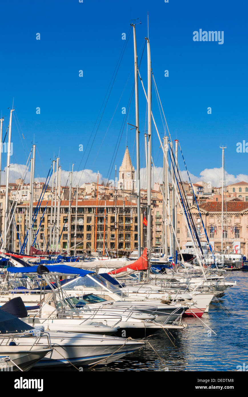 Vista sul Vieux Port, Marseille, Bouches-du-Rhone, Provence-Alpes-Côte-d'Azur, in Francia, Mediterraneo, Europa Foto Stock