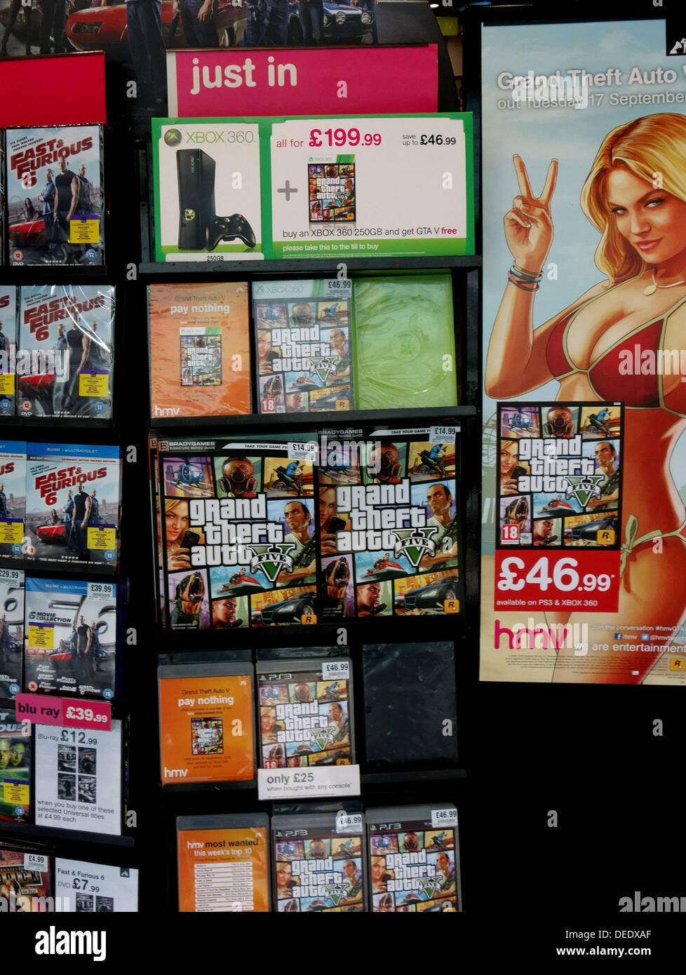 Londra 17.09.13: il tanto atteso nuovo computer gioco Grand Theft Auto V è andato in vendita a Londra questa mattina. Il gioco di azione-avventura di Rockstar Games è inviato a Los Santos, una versione fictionalised di Los Angeles, e come i suoi predecessori della serie è previsto per essere un successo enorme. Questo ramo di HMV ha una grande mostra dedicata alla nuova release, Credito: Jeffrey Blackler/Alamy Live News Foto Stock