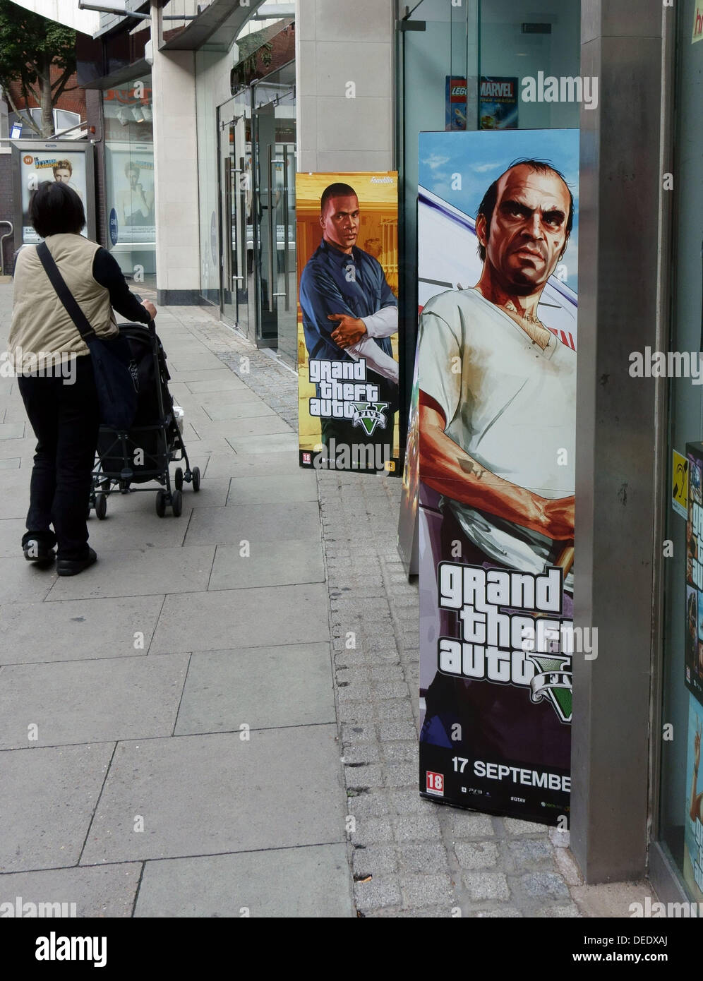 Londra 17.09.13: il tanto atteso nuovo computer gioco Grand Theft Auto V è andato in vendita a Londra questa mattina. Il gioco di azione-avventura di Rockstar Games è inviato a Los Santos, una versione fictionalised di Los Angeles, e come i suoi predecessori della serie è previsto per essere un successo enorme. Questo ramo di HMV ha una grande mostra dedicata alla nuova release, Credito: Jeffrey Blackler/Alamy Live News Foto Stock