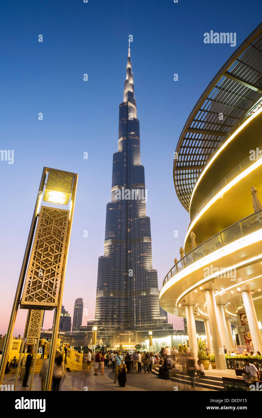 Vista serale di Burj Khalifa Tower di Dubai e Centro commerciale di Dubai in Dubai Emirati Arabi Uniti Foto Stock