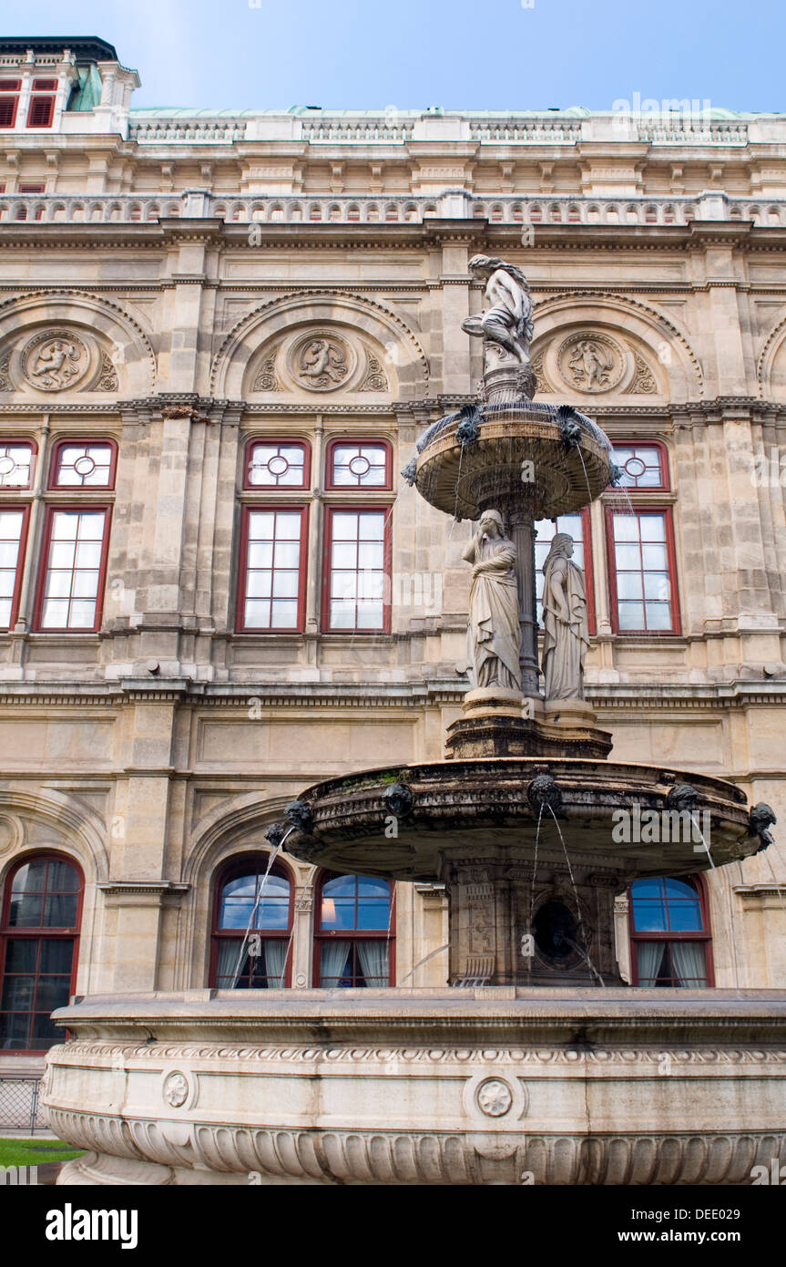 Vienna Opera house architettura fontane statue Austria Europa Foto Stock