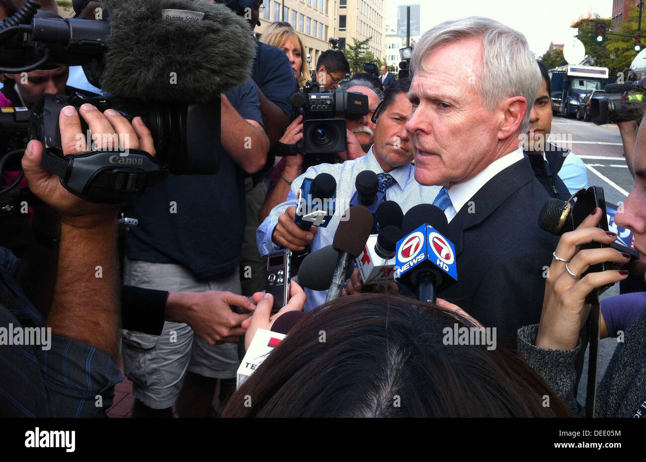 Il segretario della Marina Ray Mabus parla con i giornalisti al di fuori del Washington Navy Yard dopo un tiro di massa 16 Settembre 2013 a Washington, DC. Un ex Navy reservist ucciso almeno 12 persone in una massa riprese a fissare strutture militari. Foto Stock