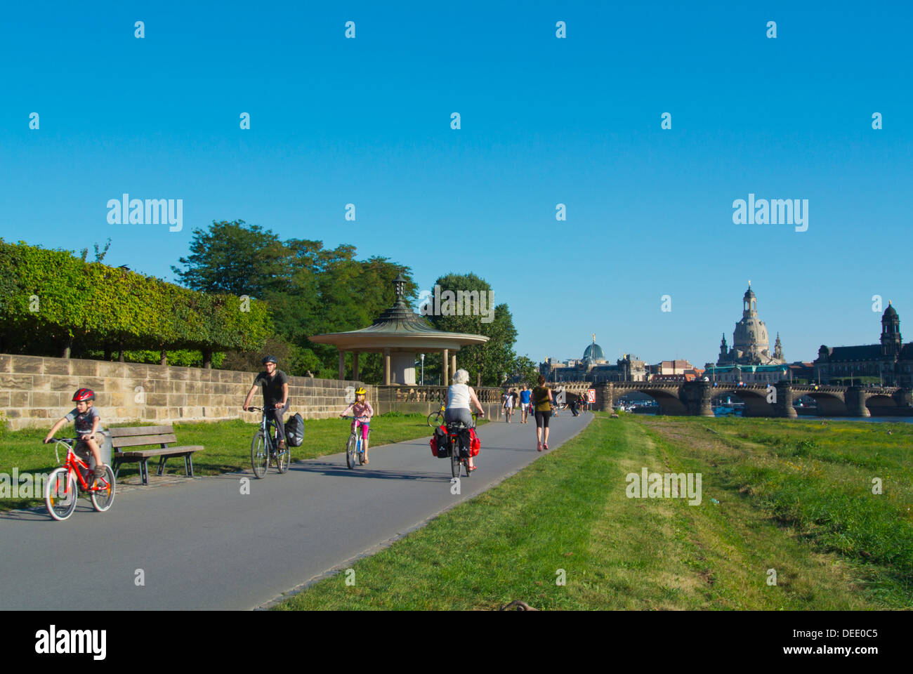 Riverside promenade Neustadt città nuova città di Dresda in Sassonia membro Germania dell Est Europa centrale Foto Stock