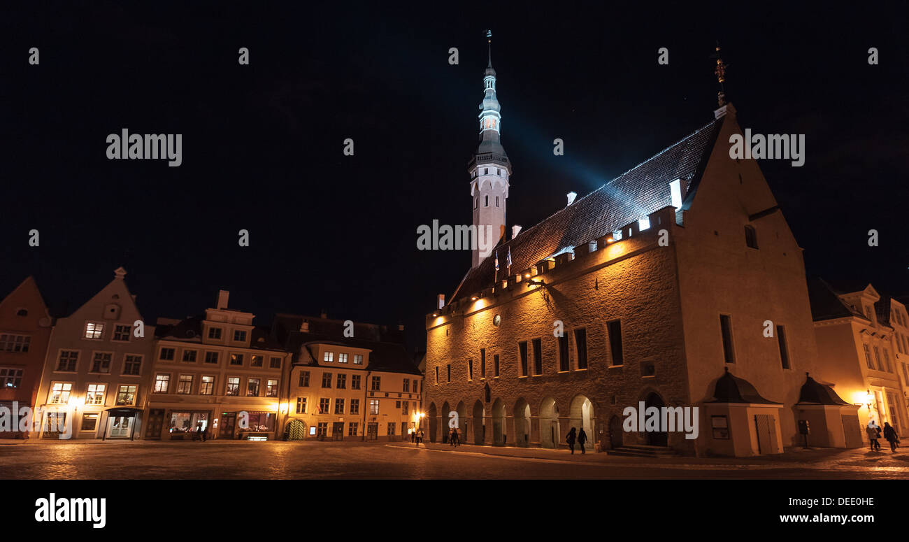 Accesa al municipio di notte. La zona centrale della città vecchia di Tallinn, Estonia Foto Stock