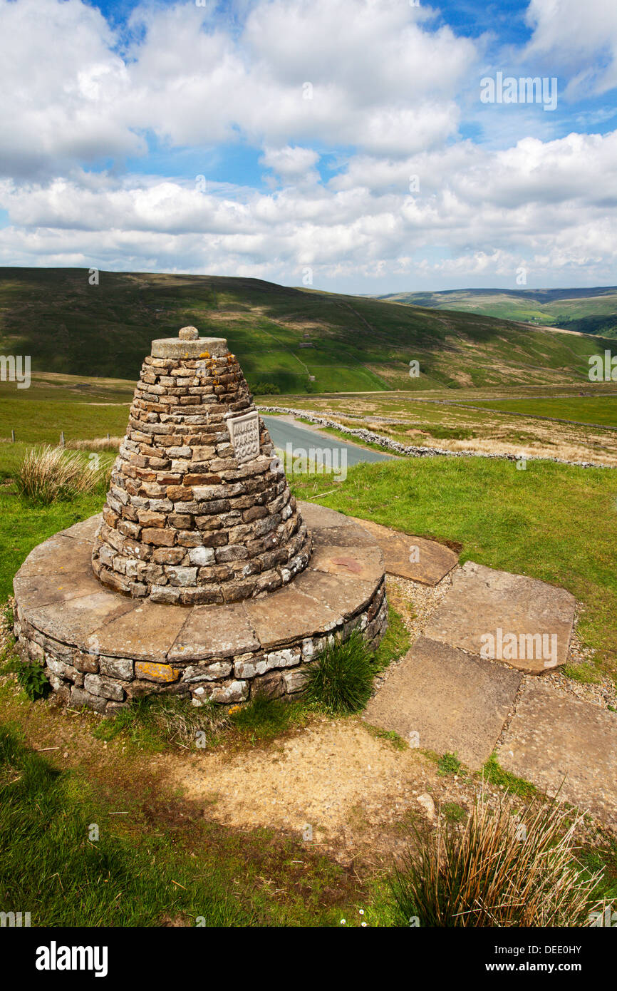 Parrocchia Muker 2000 il sedile in pietra sopra Thwaite Swaledale in Yorkshire Dales, nello Yorkshire, Inghilterra, Regno Unito, Europa Foto Stock