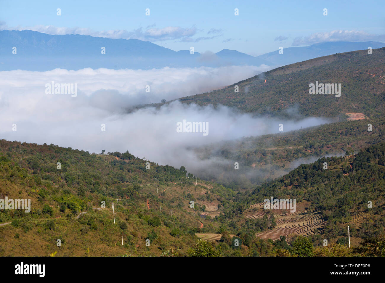 Nebbia di mattina su Kengtung Shan e le colline sulla strada per Loimwe, nei pressi di Kengtung, Stato Shan, Myanmar (Birmania), Asia Foto Stock