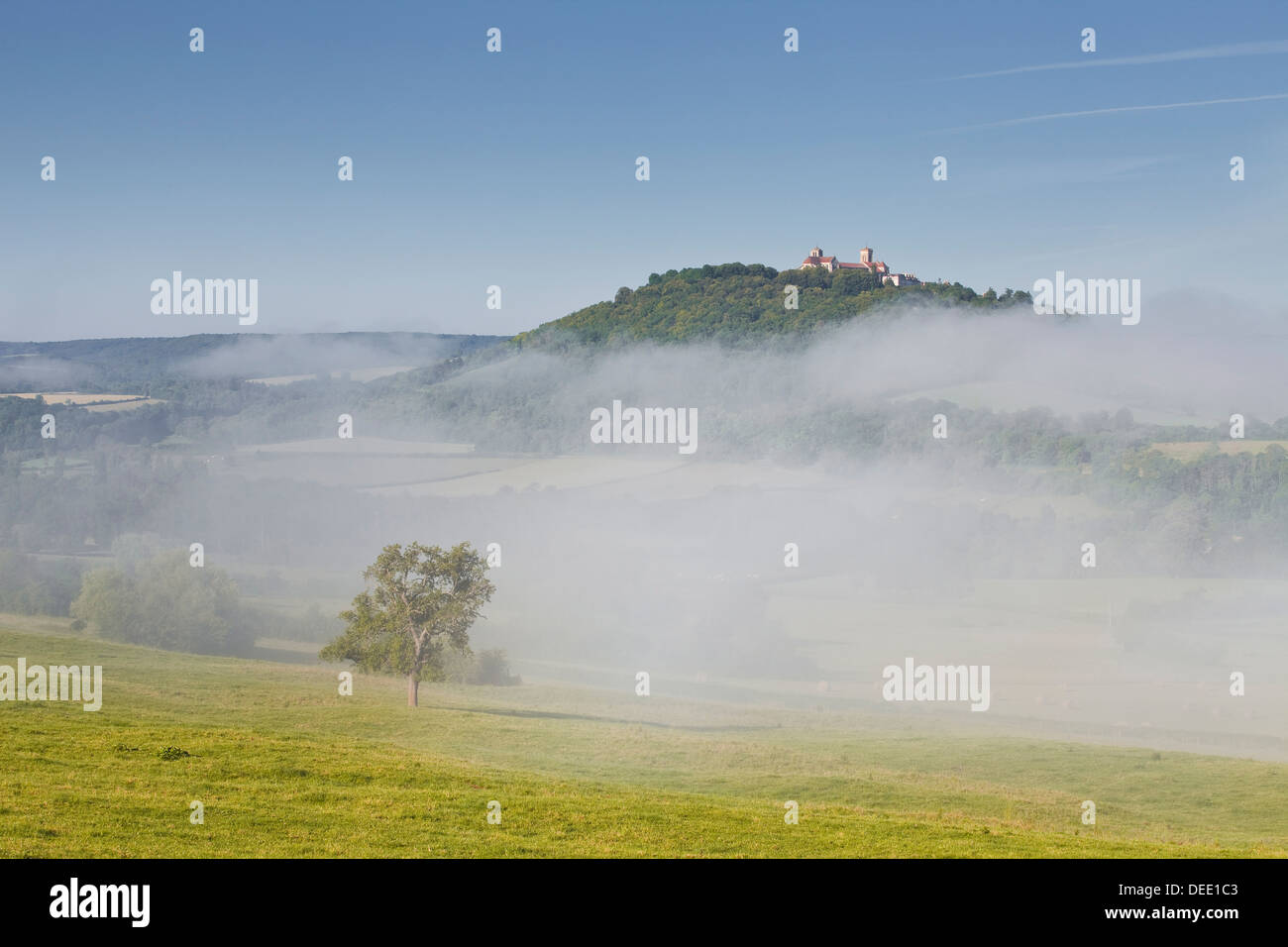 Brume lontano da tutto il villaggio sulla collina di Vezelay nel Yonne area della Borgogna, in Francia, in Europa Foto Stock