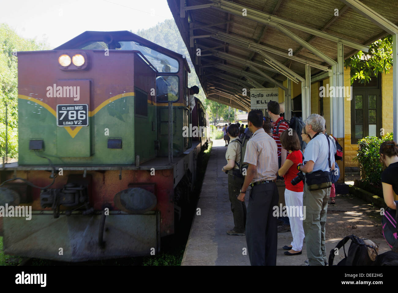 In treno arrivando a ella stazione ferroviaria piattaforma, Ella, Highland, Sri Lanka, Asia Foto Stock