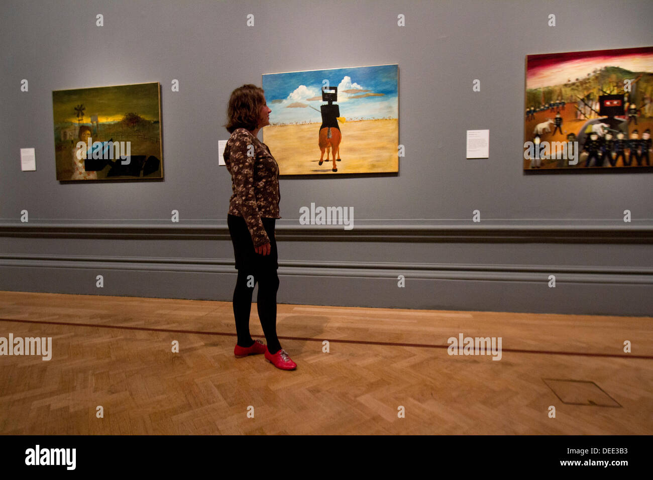 Londra, Regno Unito. Xvii Settembre 2013. Visitatori partecipare alla Giornata della stampa dell'Australia mostra d'arte presso la Royal Academy di Londra che include la Ned Kelly dipinti dell'artista australiana Sidney Nolan. L'Australia mostra che è la più importante rassegna di arte australiana mai montato nel Regno Unito lo spanning di più di duecento anni e dotato di 146 artisti. Credito: amer ghazzal/Alamy Live News Foto Stock