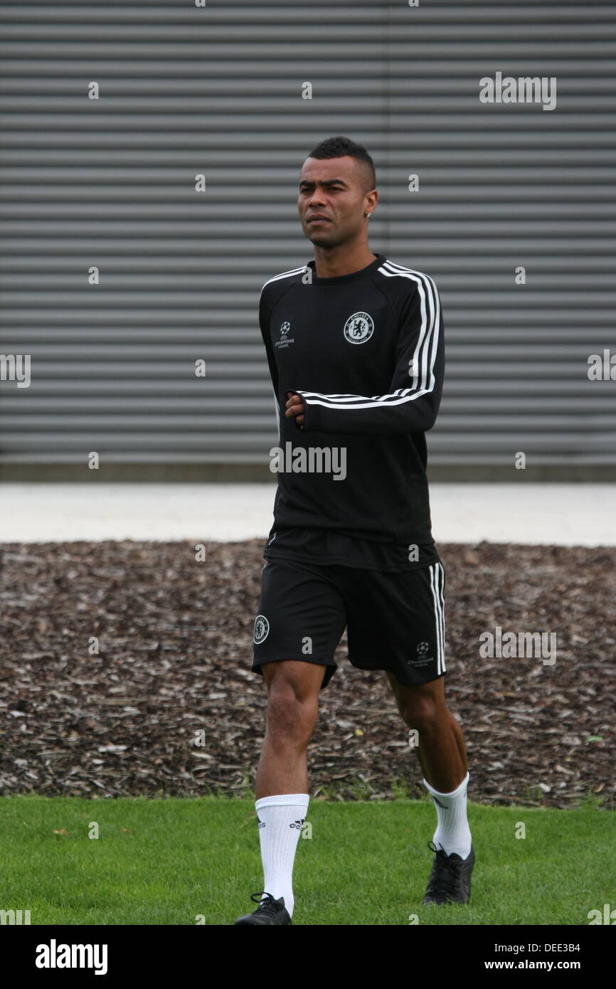 Cobham, Surrey, Regno Unito. Xvii settembre2013. Ashley Cole del Chelsea Football Club passeggiate fuori al treno prima del loro Match Day 1 Champions League contro la squadra elvetica Basilea qui: Ashley Cole Credito: Motofoto/Alamy Live News Foto Stock