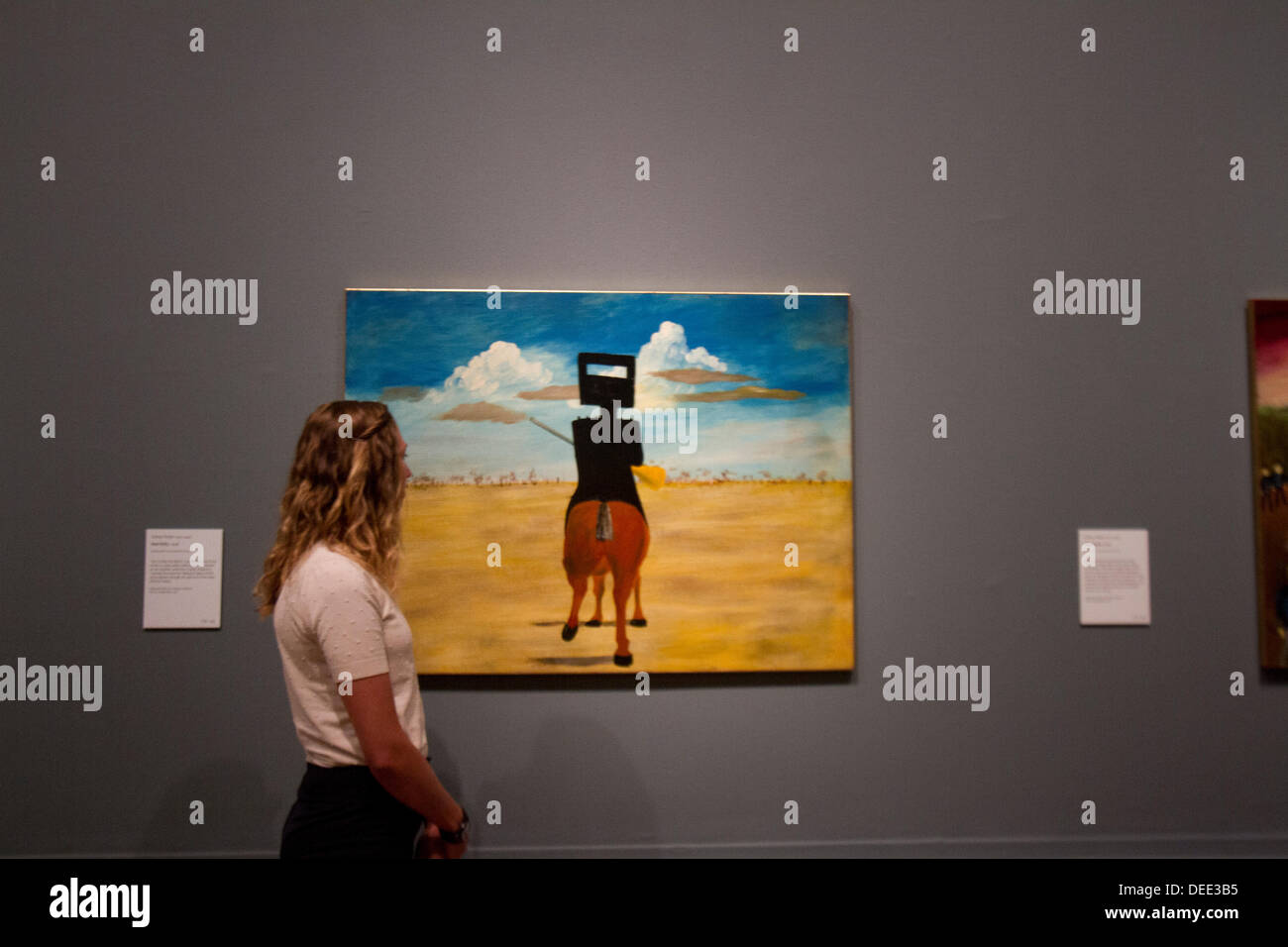 Londra, Regno Unito. Xvii Settembre 2013. Visitatori partecipare alla Giornata della stampa dell'Australia mostra d'arte presso la Royal Academy di Londra che include la Ned Kelly dipinti dell'artista australiana Sidney Nolan. L'Australia mostra che è la più importante rassegna di arte australiana mai montato nel Regno Unito lo spanning di più di duecento anni e dotato di 146 artisti. Credito: amer ghazzal/Alamy Live News Foto Stock