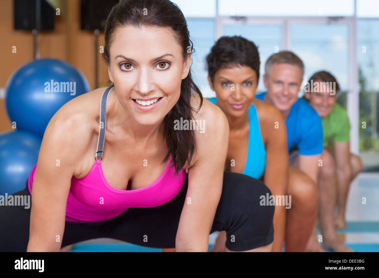 Un interracial gruppo del centro anziani, uomini e donne, la pratica dello yoga in una palestra Foto Stock