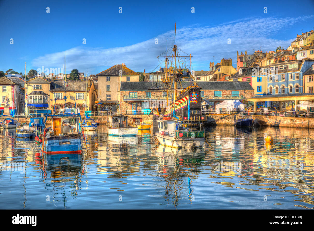 Porto di brixham devon con barche di cielo blu e case sulla collina in HDR Foto Stock