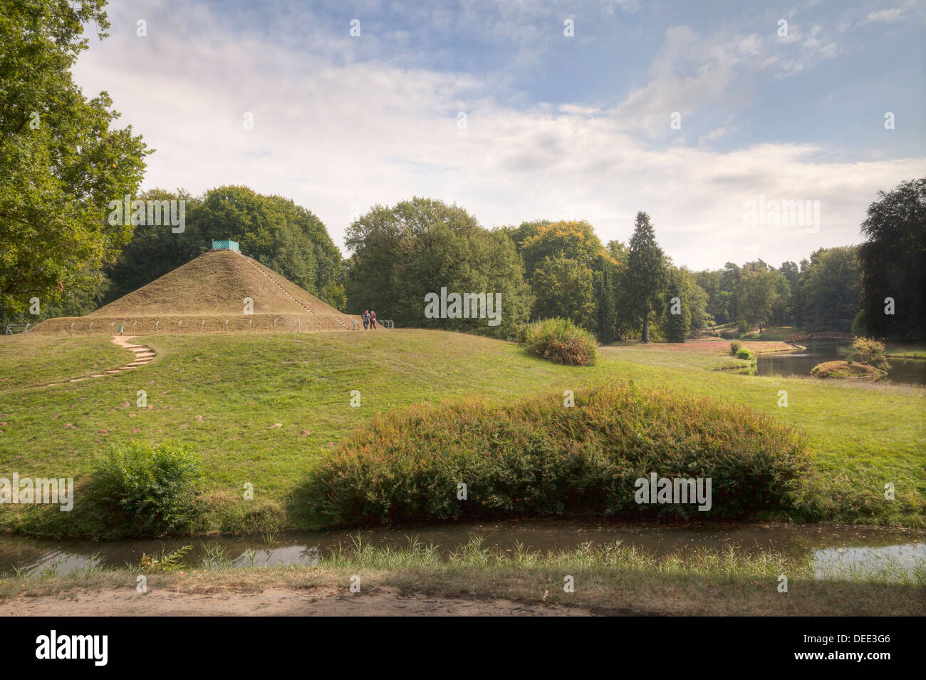 Parco Branitz con la piramide di terra, Cottbus, Brandeburgo, Germania Foto Stock