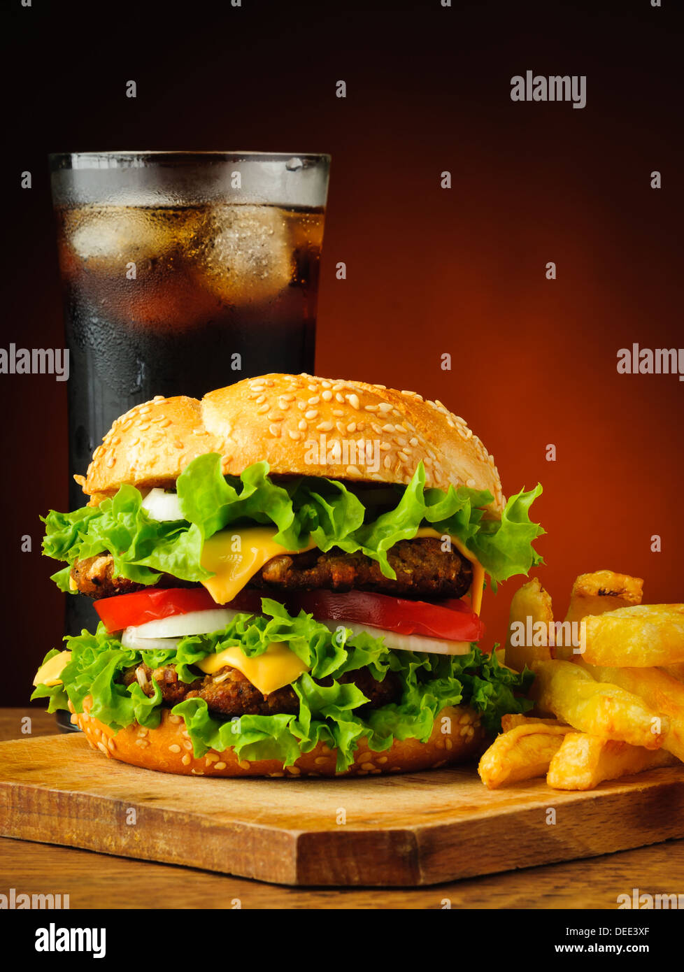 Ancora vita con tradizionale hamburger, frech fries patate e bevanda di cola Foto Stock