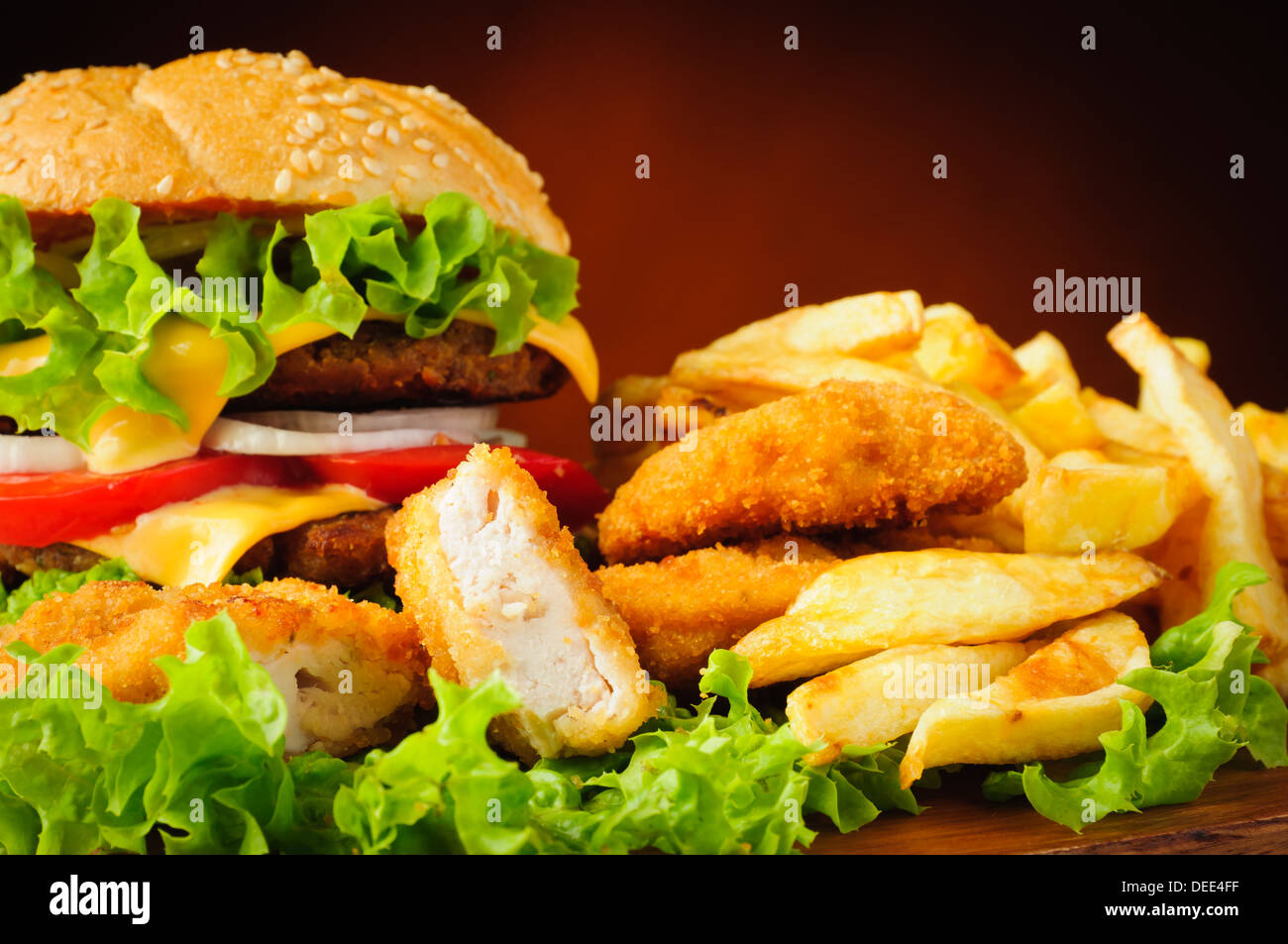 Fast food con menu pepite di pollo, hamburger e patatine fritte Foto Stock