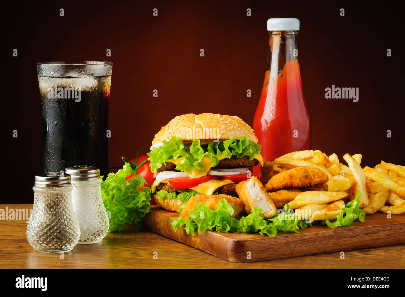 Ancora in vita con hamburger, pepite di pollo e patatine fritte, cola drink e il ketchup Foto Stock