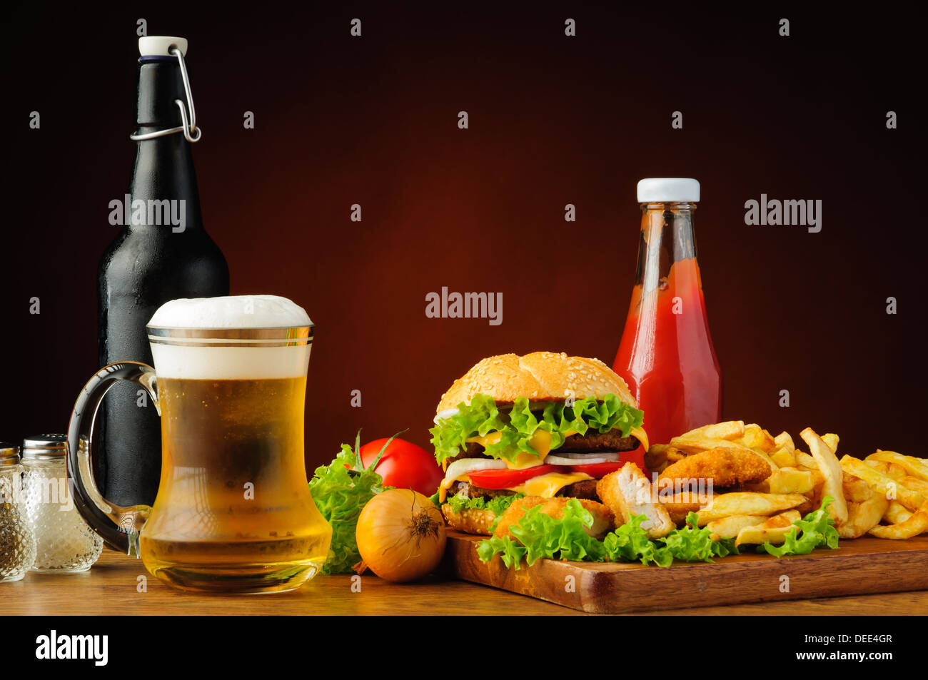 Il fast food menu con hamburger, pepite di pollo, patatine fritte e birra Foto Stock