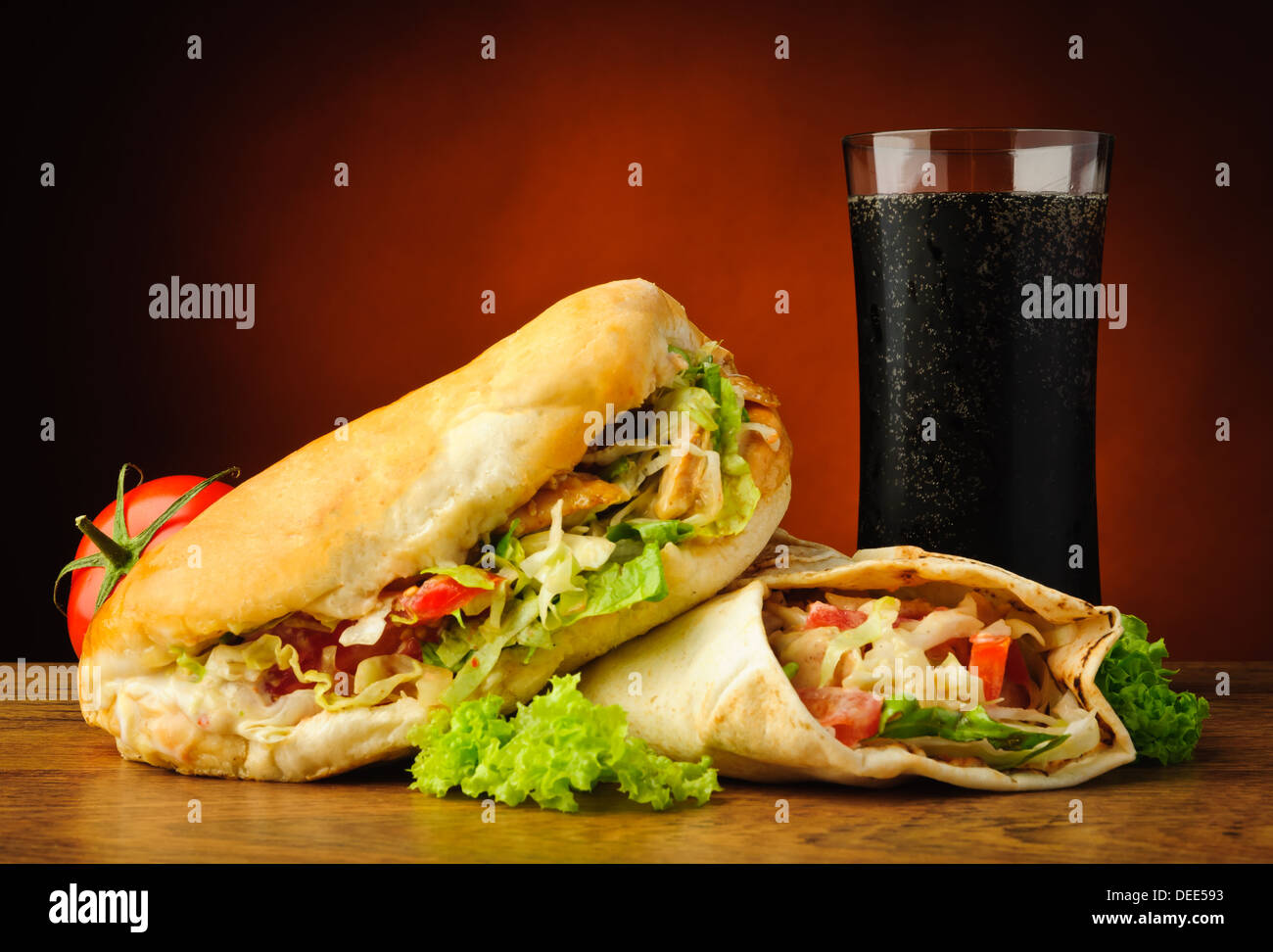 Ancora vita con un tradizionale bagno turco Döner Kebab, shawarma e bevanda di cola Foto Stock