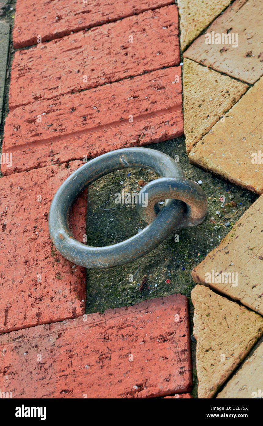 Ghisa anello di ormeggio in banchina bordo Città di Simon Foto Stock