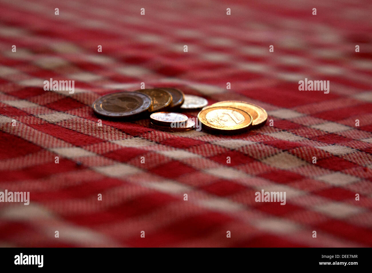 Monete su un tavolo Foto Stock